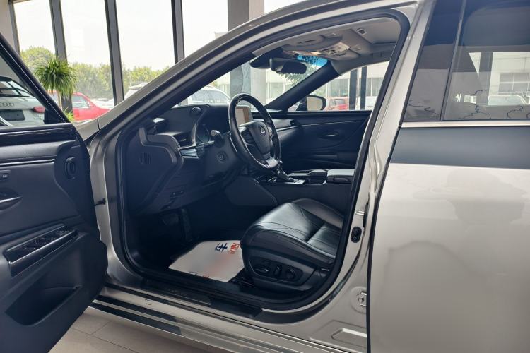 Used Lexus ES 2020 300h Premium Edition Interior 2