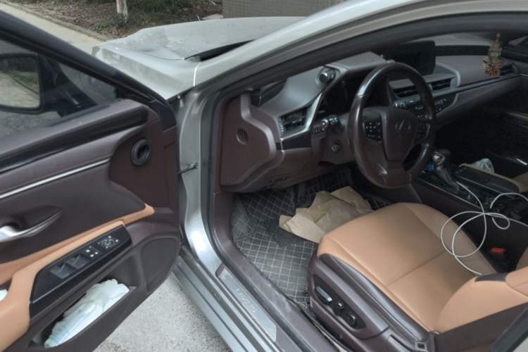 Used Lexus ES 2020 300h Premier Edition Interior 3