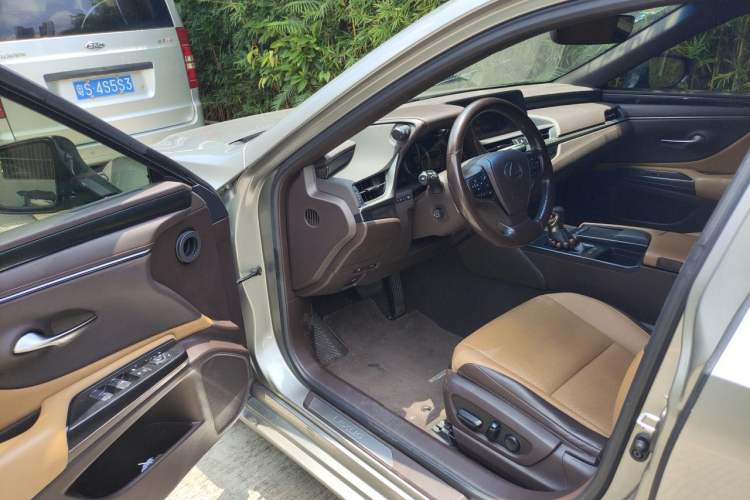 Used Lexus ES 2020 200 Excellence Edition Interior 3
