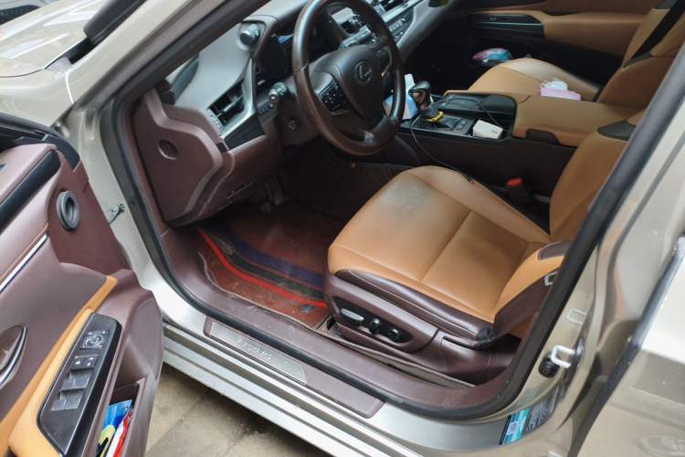 Used Lexus ES 2020 300h Premier Edition Interior 3