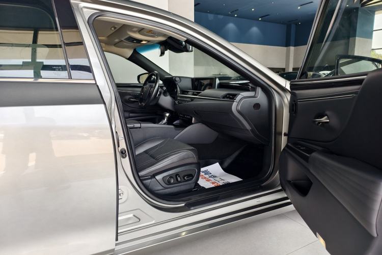 Used Lexus ES 2020 300h Premium Edition Interior 3