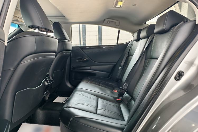 Used Lexus ES 2020 300h Premium Edition Interior 5