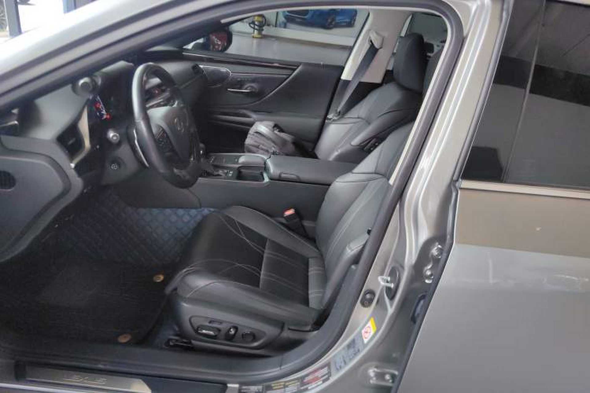 Used Lexus ES 2020 300h Executive Edition Left Front Seat
