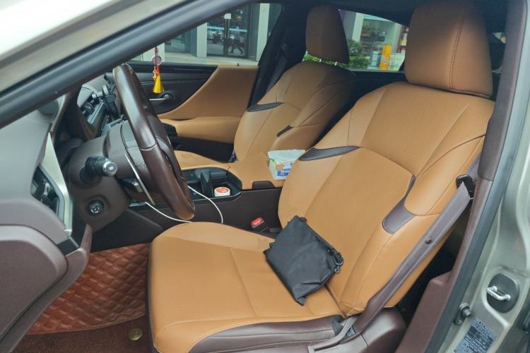 Used Lexus ES  Left Front Seat