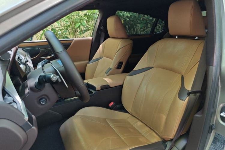 Used Lexus ES 2020 300h Executive Edition Left Front Seat