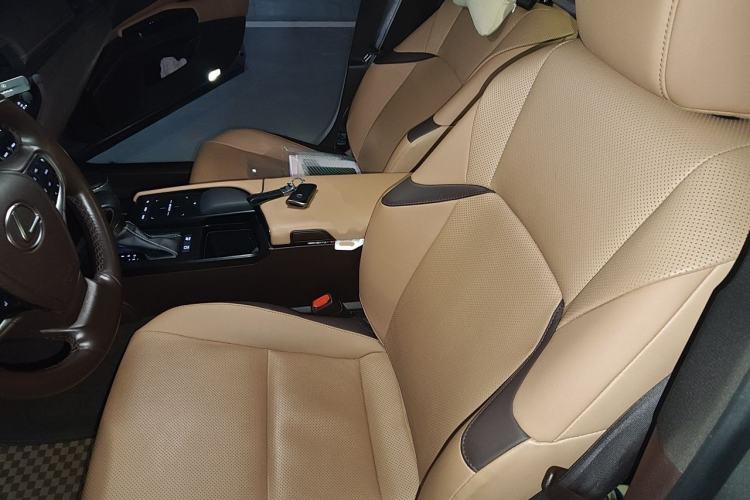 Used Lexus ES  Left Front Seat