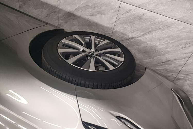 Used Lexus ES 2020 300h Premier Edition Left Front Wheel Hub