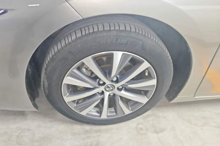 Used Lexus ES 2020 300h Premier Edition Left Front Wheel Hub
