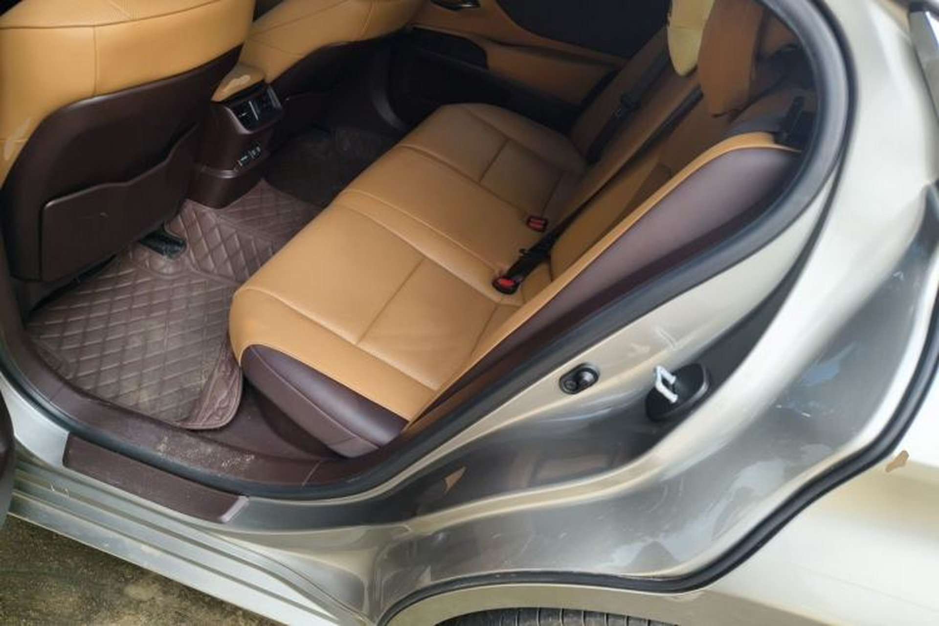 Used Lexus ES 2020 300h Deluxe Edition Left Rear Seat