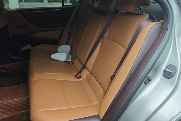 Used Lexus ES  Left Rear Seat