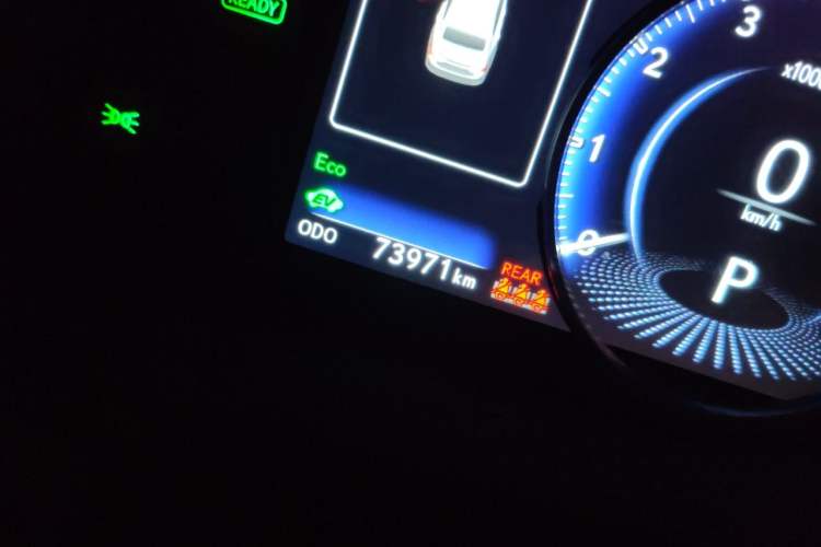 Used Lexus ES 2020 300h Premier Edition Odometer Close Up