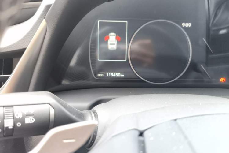 Used Lexus ES 2020 300h Premier Edition Odometer Close Up