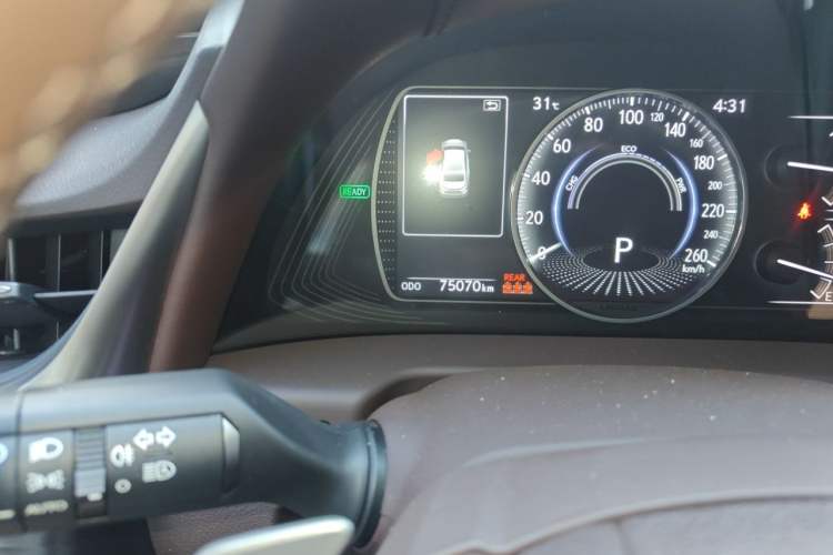 Used Lexus ES 2020 300h Premier Edition Odometer Close Up