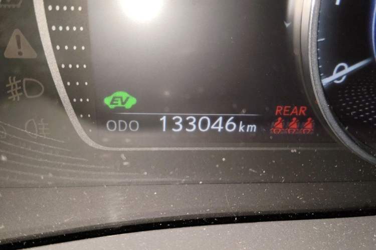 Used Lexus ES 2020 300h Premier Edition Odometer Close Up