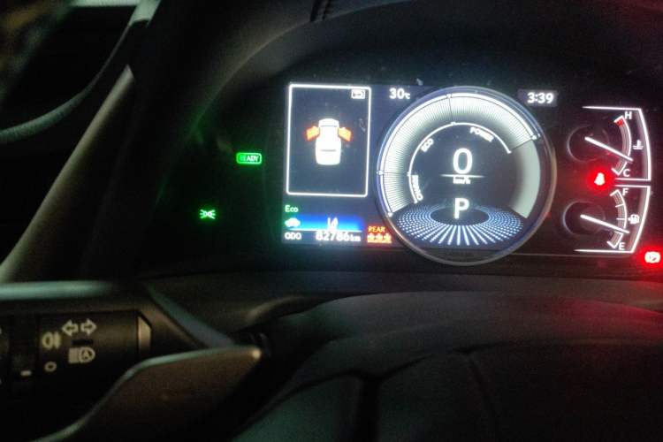 Used Lexus ES 2020 300h Premier Edition Odometer Close Up