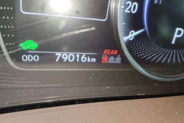 Used Lexus ES 2020 300h Premier Edition Odometer Close Up