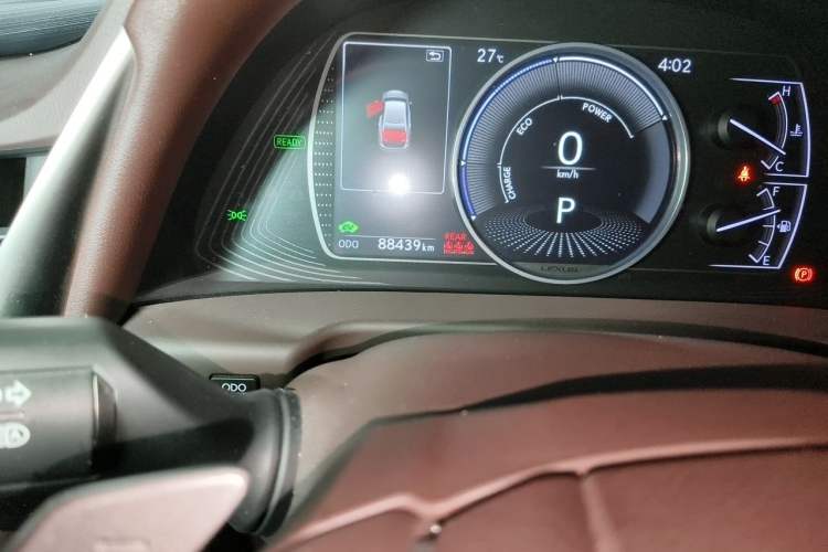 Used Lexus ES 2020 300h Premier Edition Odometer Close Up