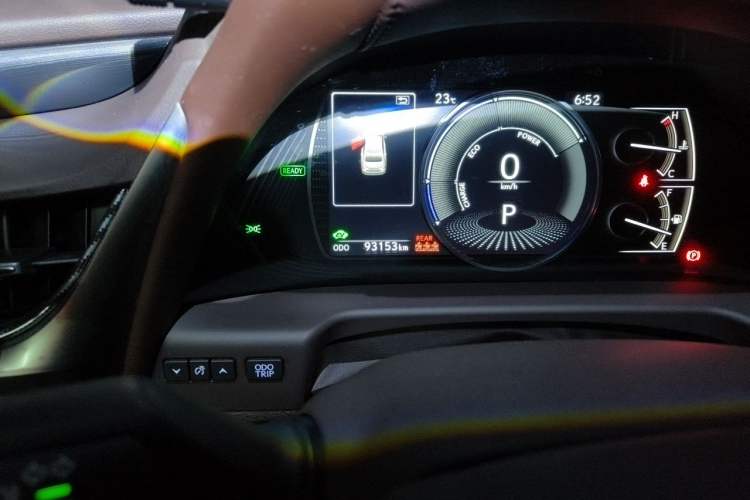 Used Lexus ES 2020 300h Premier Edition Odometer Close Up