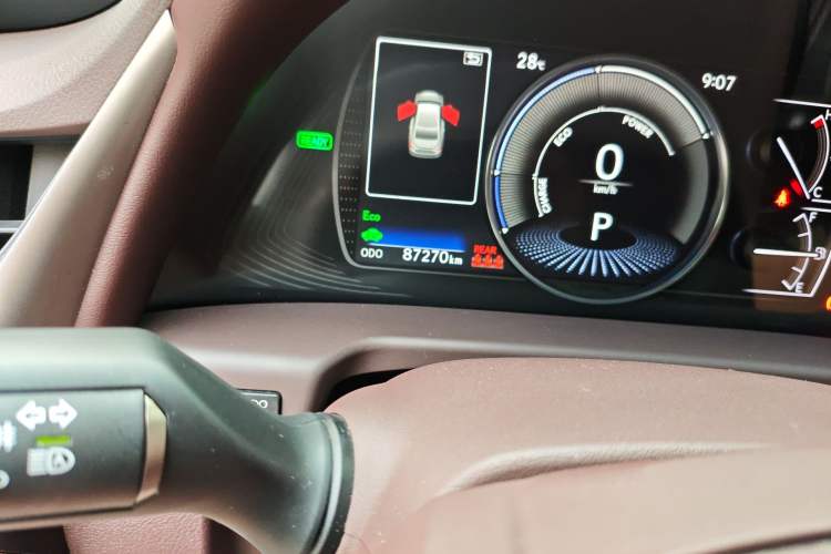 Used Lexus ES 2020 300h Premier Edition Odometer Close Up