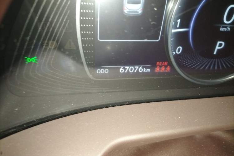 Used Lexus ES 2020 200 Luxury Edition Odometer Close Up