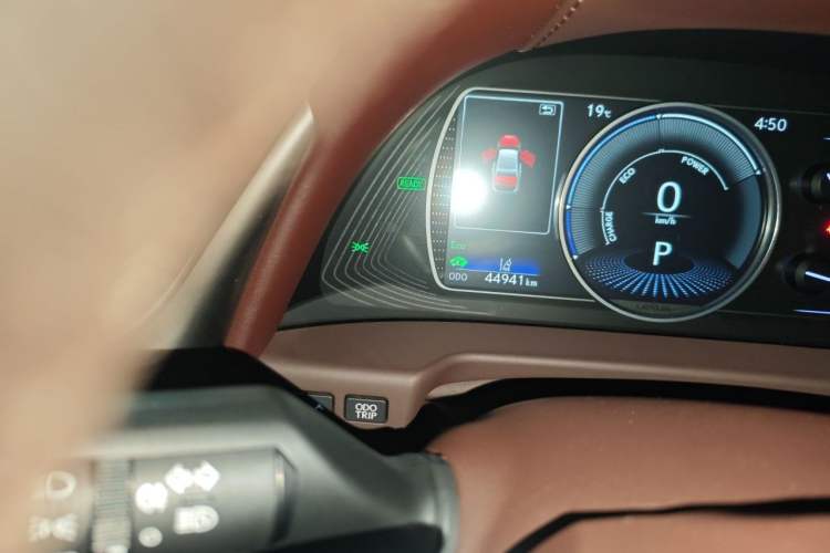 Used Lexus ES 2020 300h Premier Edition Odometer Close Up