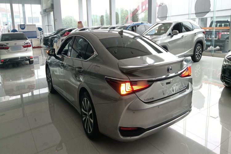 Used Lexus ES 2020 300h Premier Edition Rear Left 45 Deg