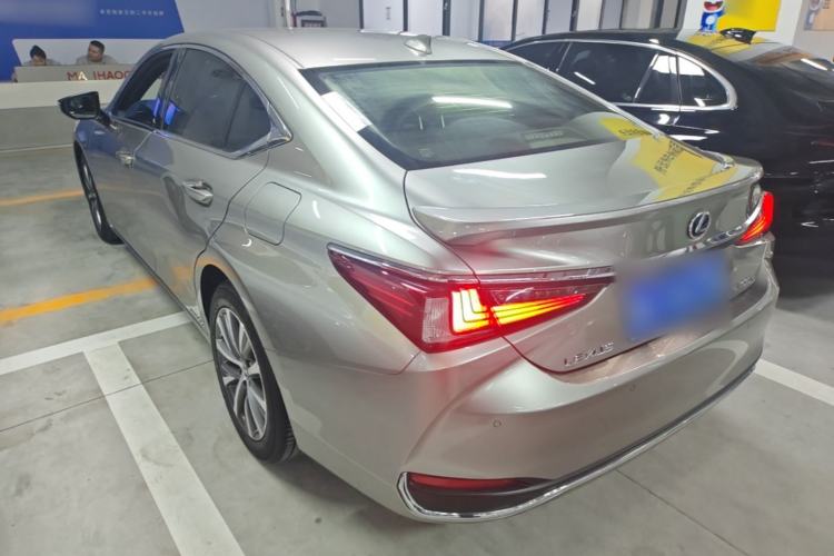 Used Lexus ES 2020 300h Premier Edition Rear Left 45 Deg