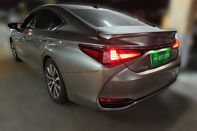 Used Lexus ES 2020 300h Premier Edition Rear Left 45 Deg
