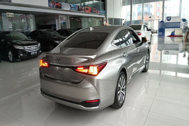 Used Lexus ES 2020 300h Premier Edition Rear Right 45 Deg