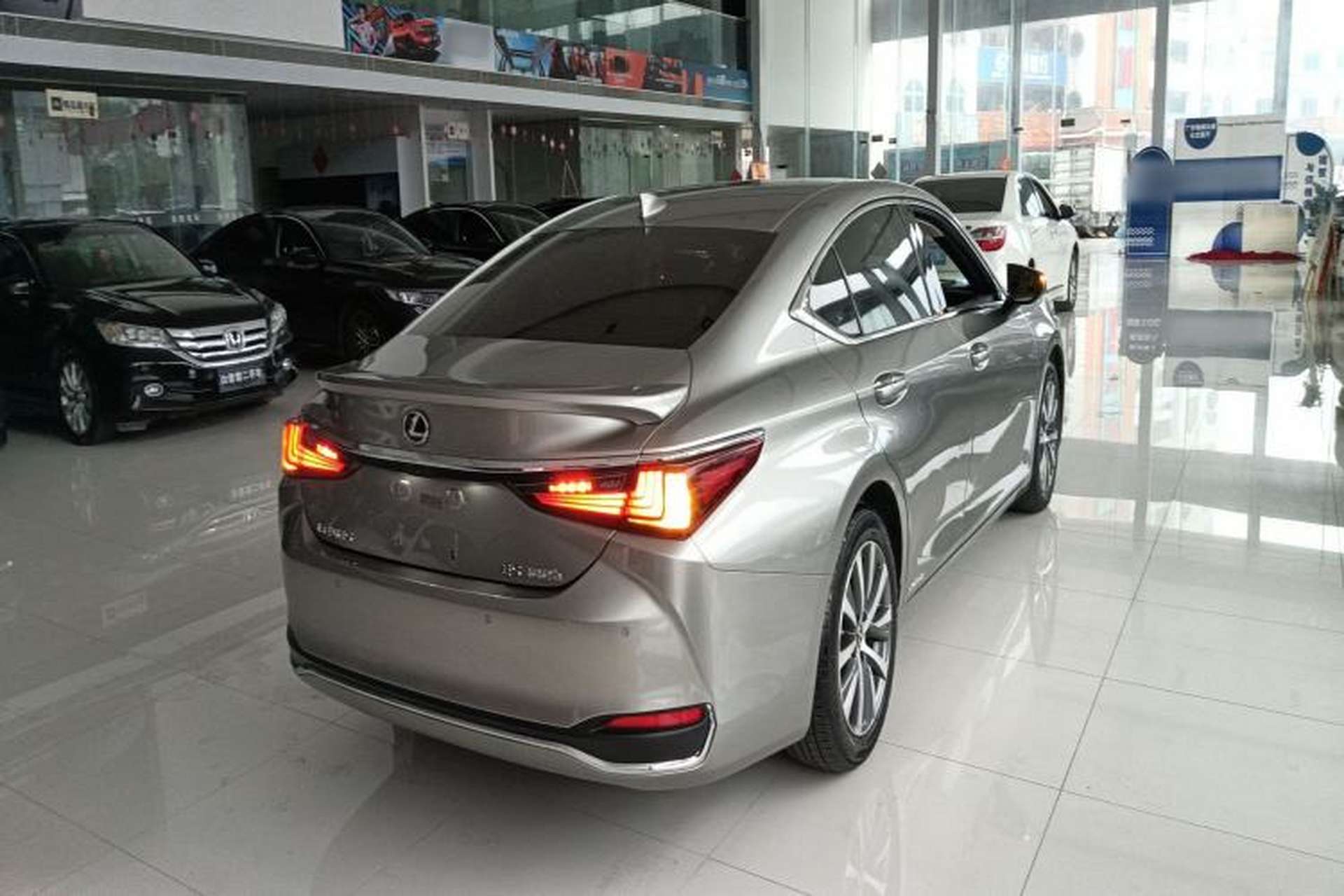 Used Lexus ES 2020 300h Premier Edition Rear Right 45 Deg