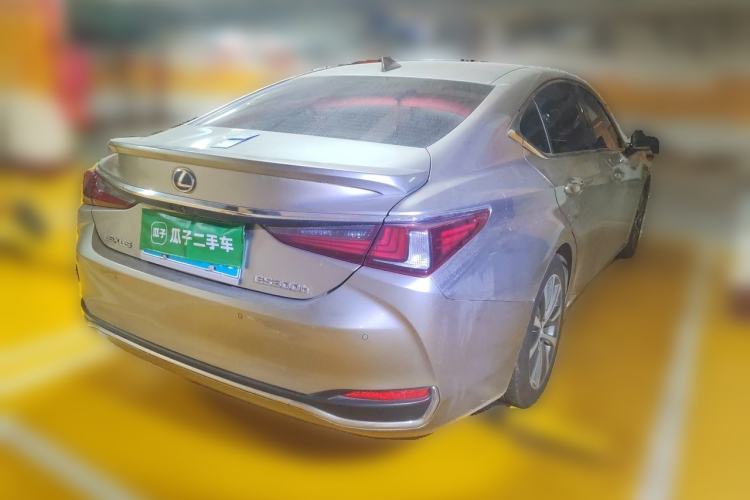 Used Lexus ES 2020 300h Premier Edition Rear Right 45 Deg