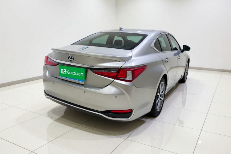 Used Lexus ES 2020 300h Premier Edition Rear Right 45 Deg