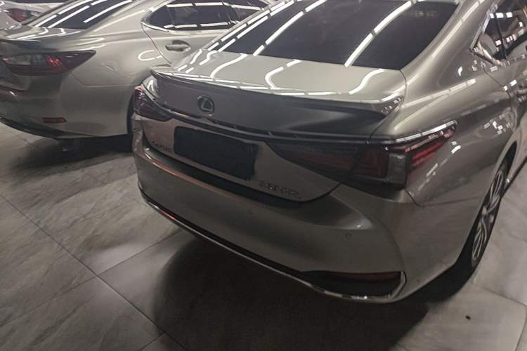 Used Lexus ES 2020 300h Premier Edition Rear Right 45 Deg