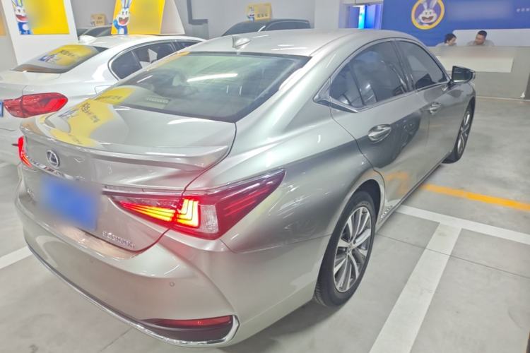 Used Lexus ES 2020 300h Premier Edition Rear Right 45 Deg