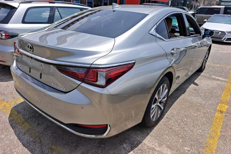 Used Lexus ES 2020 200 Excellence Edition Rear Right 45 Deg