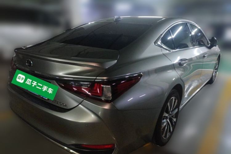 Used Lexus ES 2020 300h Premier Edition Rear Right 45 Deg
