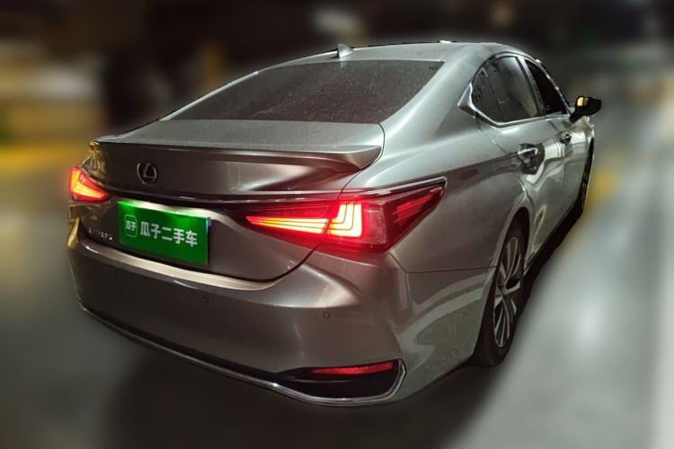 Used Lexus ES 2020 300h Premier Edition Rear Right 45 Deg