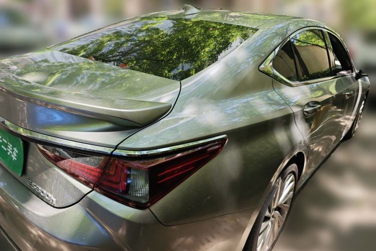 Used Lexus ES 2020 300h Executive Edition Rear Right 45 Deg