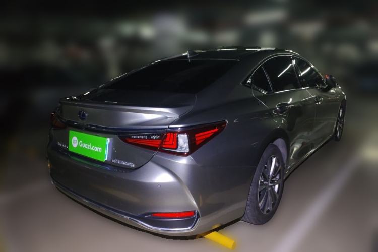 Used Lexus ES 2020 300h Premier Edition Rear Right 45 Deg