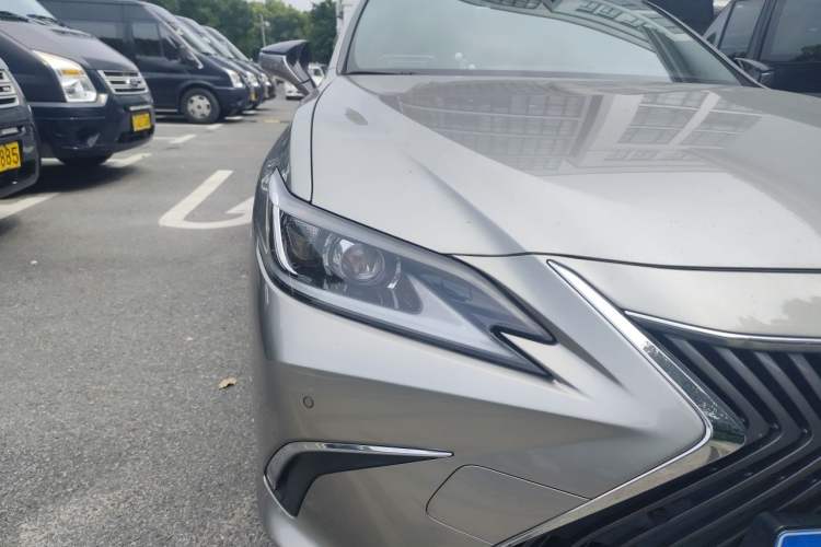 Used Lexus ES 2020 300h Premier Edition Right Front Headlight