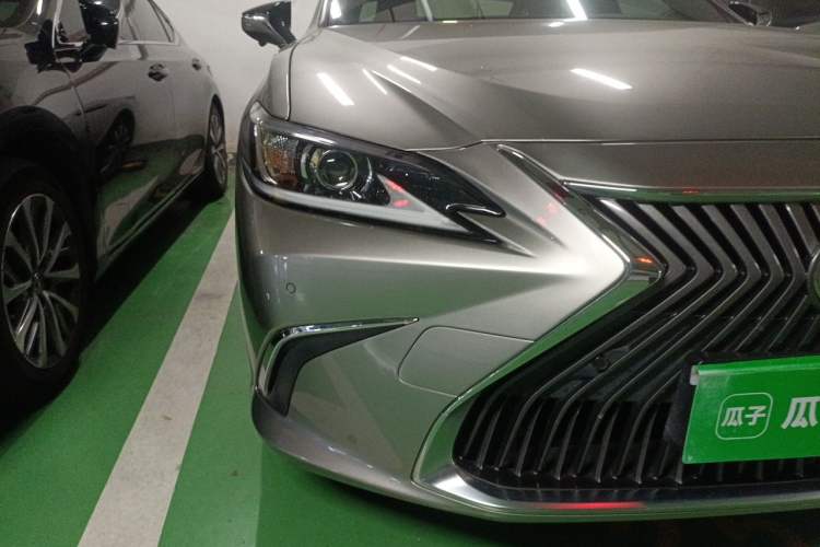 Used Lexus ES 2020 300h Premier Edition Right Front Headlight