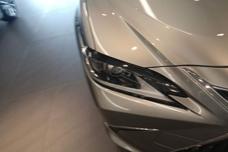 Used Lexus ES 2020 300h Premier Edition Right Front Headlight