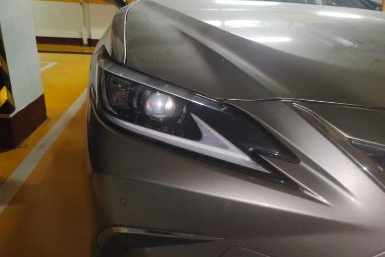 Used Lexus ES 2020 300h Premier Edition Right Front Headlight