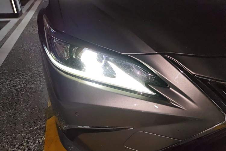 Used Lexus ES 2020 300h Premier Edition Right Front Headlight