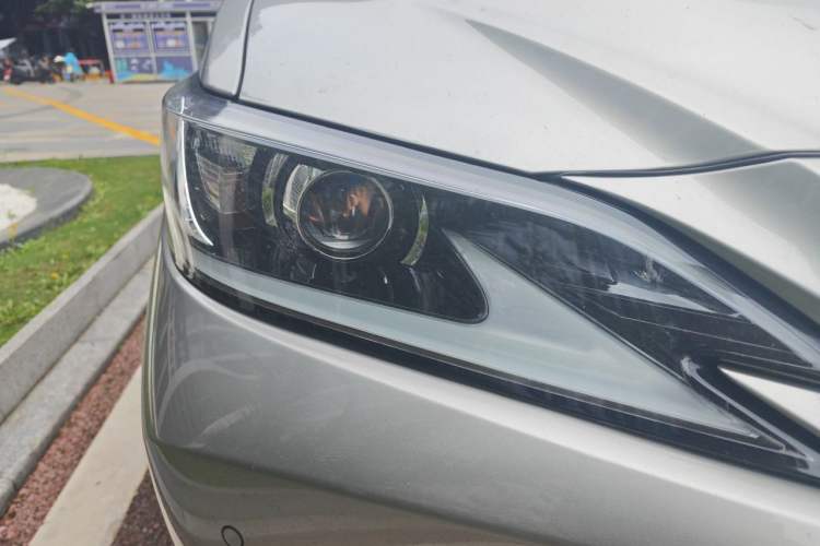 Used Lexus ES  Right Front Headlight