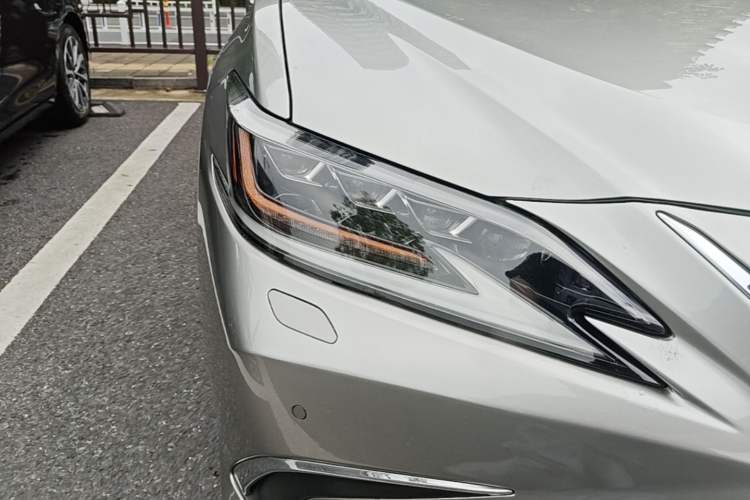 Used Lexus ES 2020 300h Executive Edition Right Front Headlight
