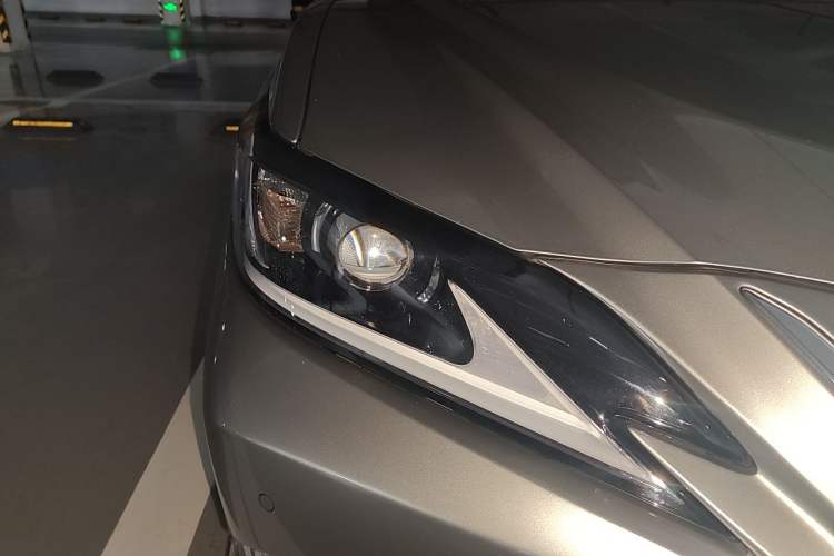 Used Lexus ES  Right Front Headlight