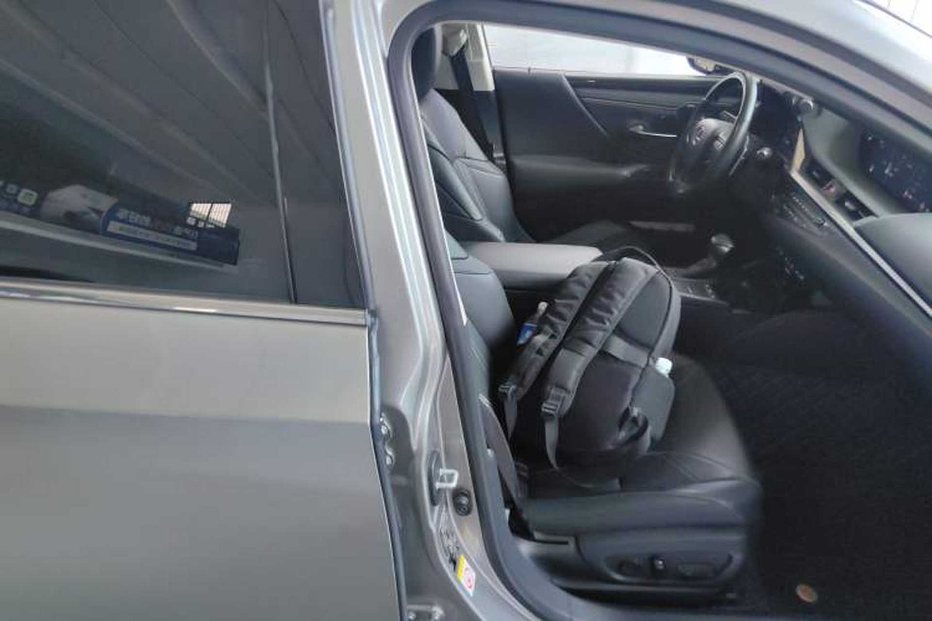 Used Lexus ES 2020 300h Executive Edition Right Front Seat