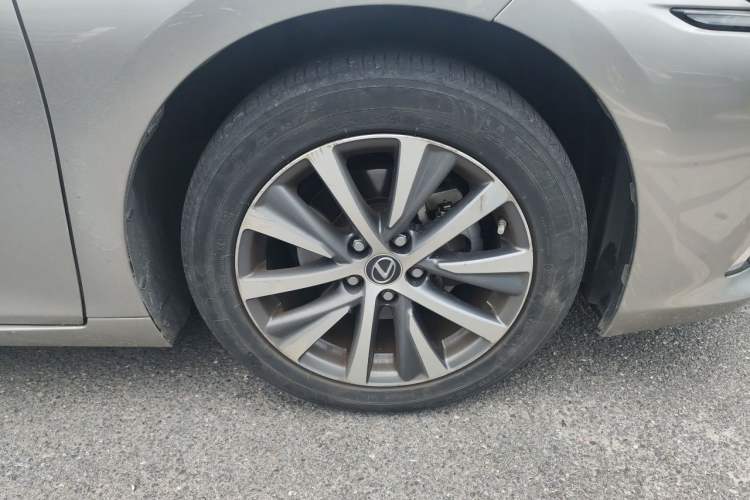 Used Lexus ES 2020 300h Premier Edition Right Front Wheel Hub