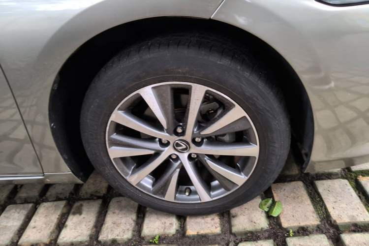 Used Lexus ES 2020 200 Excellence Edition Right Front Wheel Hub